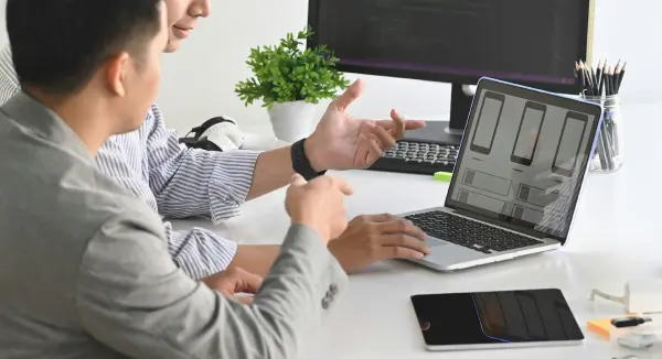 Do caos à estratégia: como heurísticas transformam testes Ad-Hoc em exploração poderosa